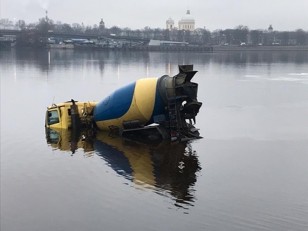 Бетоновоз, улетевший в Неву, подняли на берег. Теперь его можно рассмотреть как следует