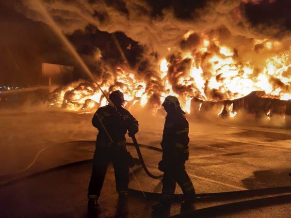 Собственника полыхающего в Шушарах склада МЧС принуждало разобраться с серверной. Проверяющие не нашли там установок пожаротушения