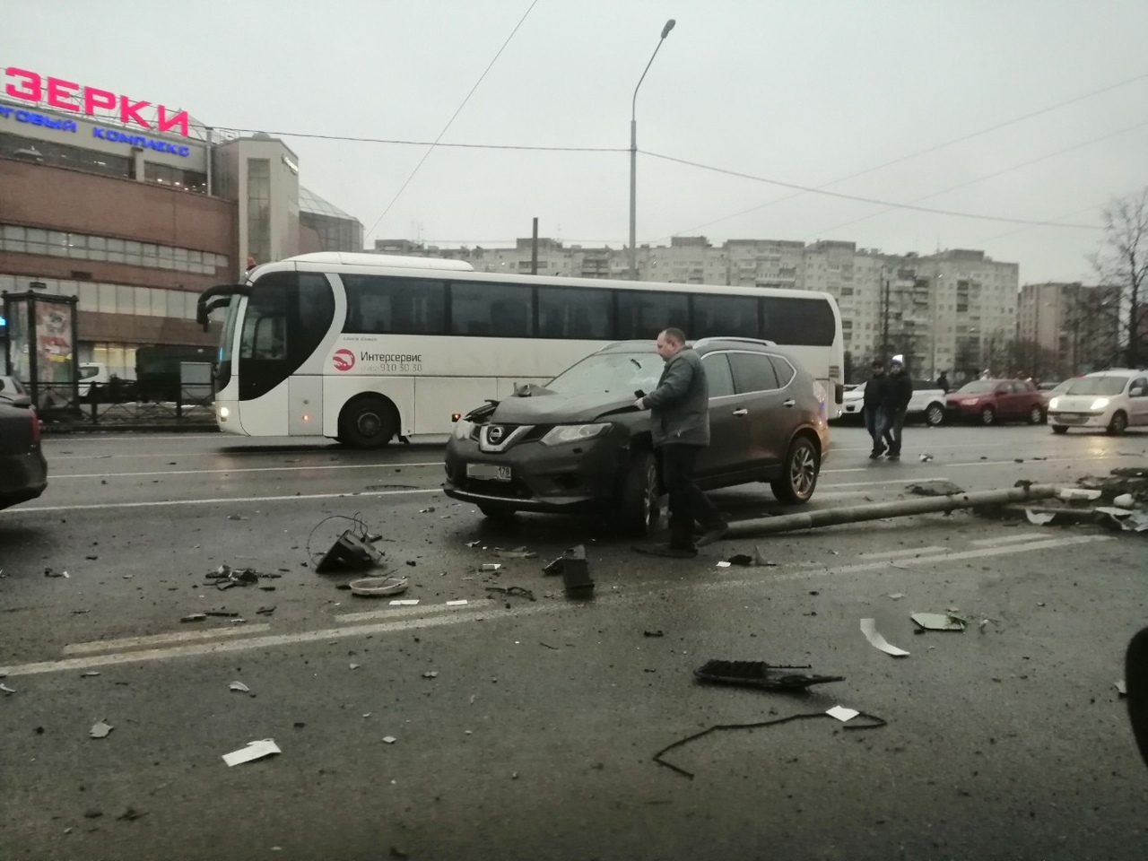 Тест-драйв Audi A7 сделал утро». На Выборгском столкнулись около 10 машин,  снесены ограда и светофор | 05.12.2019 | Санкт-Петербург - БезФормата