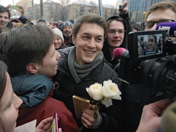 «Если Егор Жуков экстремист, то и Ганди, и Толстой тоже». Что говорят о приговорах фигурантам «московского дела» Звягинцев, Oxxxymiron и другие