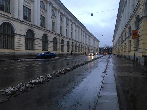 Дворники по ночной команде из Смольного вышли в 6 утра. С последствиями снегопада борются 450 машин и более 1000 рабочих