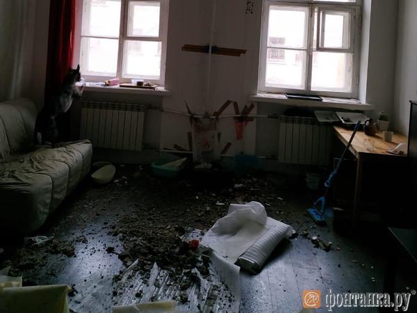 «Я в Мариинской больнице, на меня обрушился потолок». Коммунальщики приехали на Гагаринскую уже после медиков