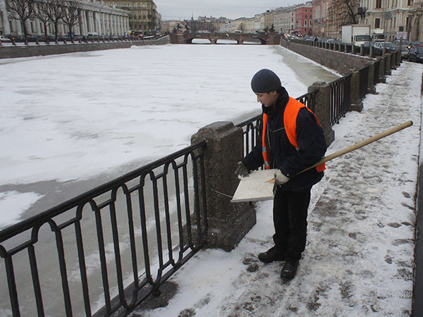 «Сначала высыпают от души, а потом убирают растопленное». На петербургские улицы может вернуться соль