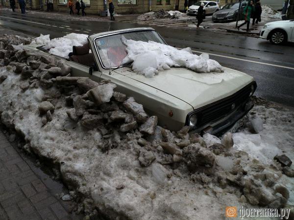 На Чкаловском под снегом погибает постсоветская мечта. Хозяин расстался с кабриолетом четыре года назад