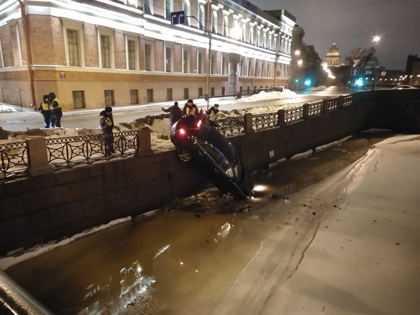 Водитель «Хёндэ» на скорости «поцеловал» ограду у Поцелуева моста и повис над Мойкой
