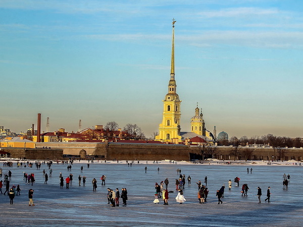 Фото: опасные прогулки по воде. Петербуржцы вышли на лед