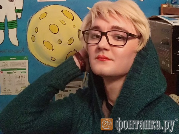 Корреспондент «Фонтанки» провел день там, куда не пустили Милонова. Что происходит в «кафе без мужчин» в запретные часы