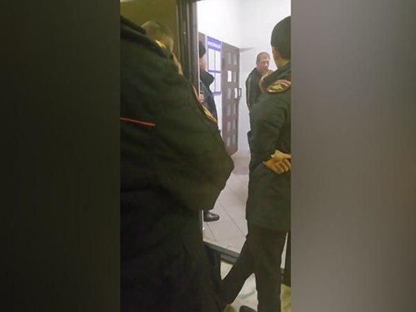 Признанный самбист мира принял поражение от полицейских в Кисловодске. На видео сняли, как взвод успокаивал Александра Емельяненко