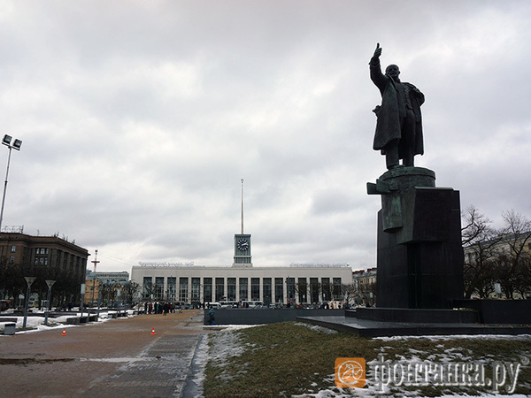 Митинг за свободный Интернет в Москве собрал более 11 тысяч человек. На месте, где акцию планировали в Петербурге, пара десятков человек отмечают Масленицу