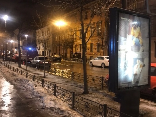 На Маяковского рванула труба с холодной водой. Петербуржцам не попасть домой, залит магазин