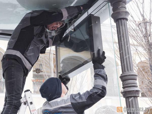 Невский проспект остался без умного табло. Скоро уедет и не менее умная остановка