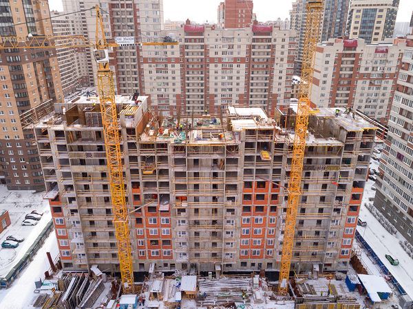 «Дом на Космонавтов» от «Эталон ЛенСпецСМУ» достиг отметки в 13 этажей