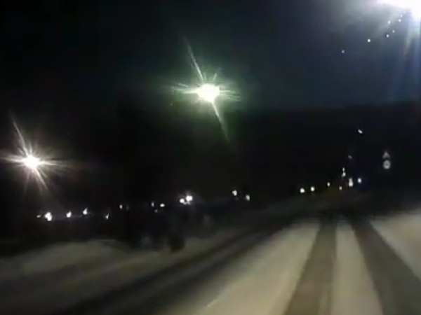 Видеорегистраторы нужны не только для ДТП. Сибиряки сняли на видео пылающее небесное тело
