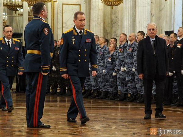 Директор Росгвардии в Эрмитаже вручил командующему по Северо-Западу личный штандарт