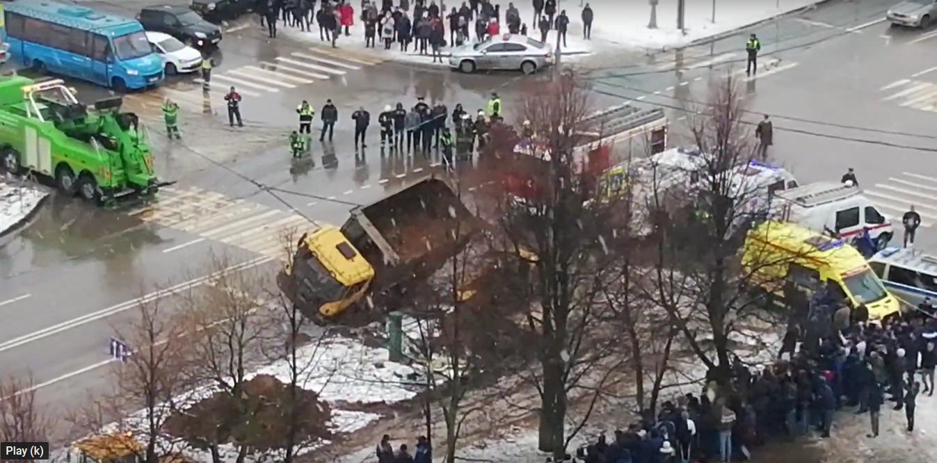 Камера сняла, как самосвал падает на такси в Москве. Водителя и пассажира  раздавило песком | 22.03.2019 | Санкт-Петербург - БезФормата