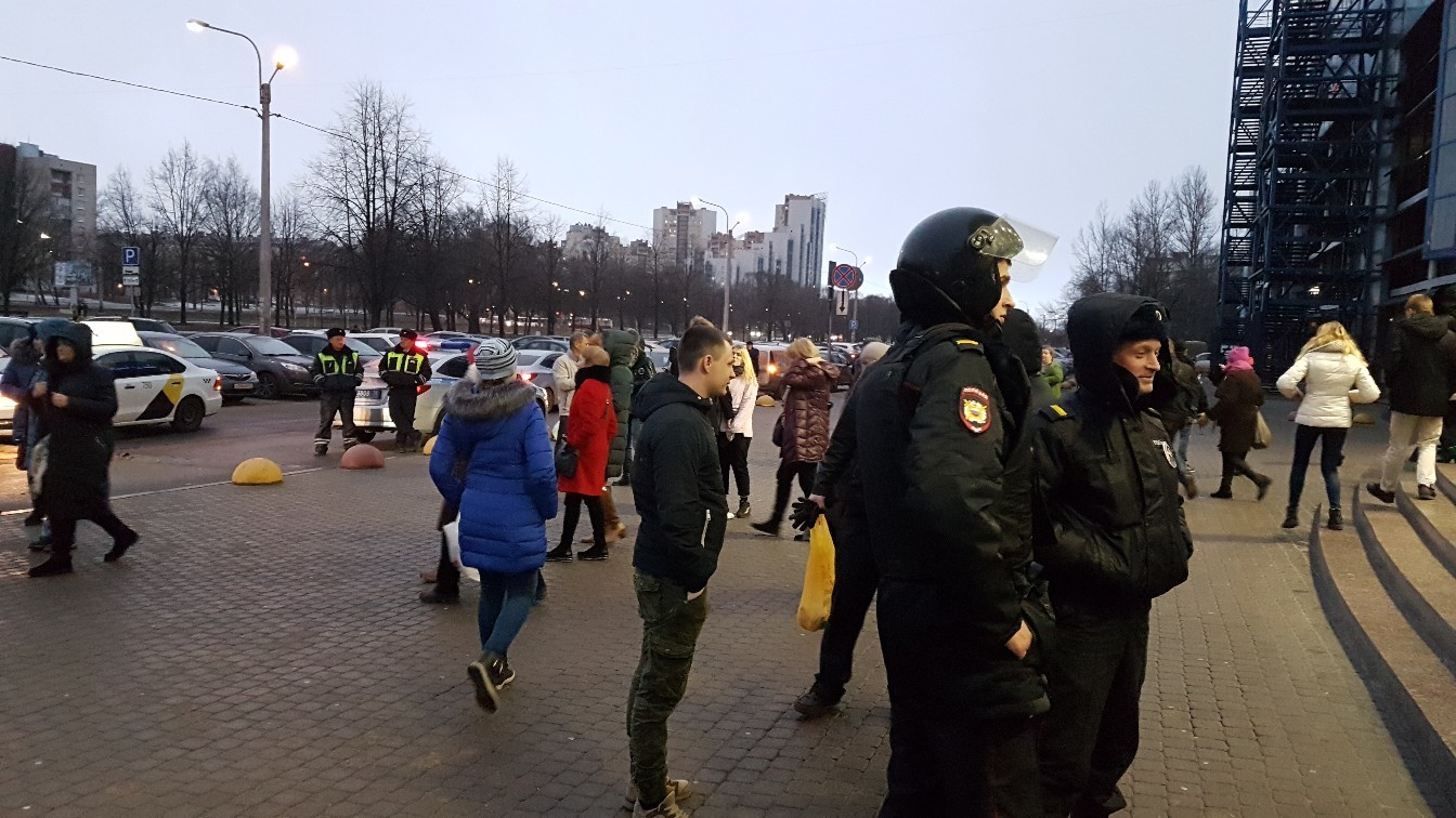 В питере эвакуируют торговые центры. Эвакуация СПБ.