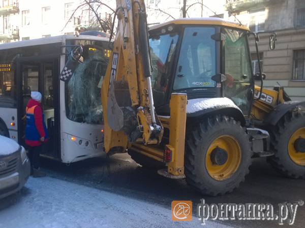 Валил боком. На Полярников с автобусом встретился заскользивший снегоуборщик
