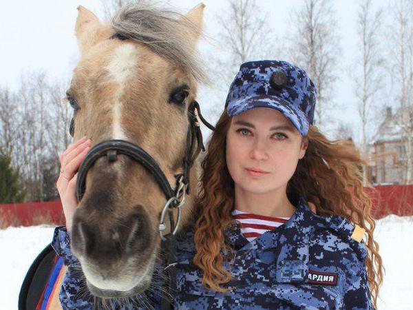 Кони, фонтаны и служба во дворце: молодая мама из Петергофа борется за титул самой красивой девушки Росгвардии