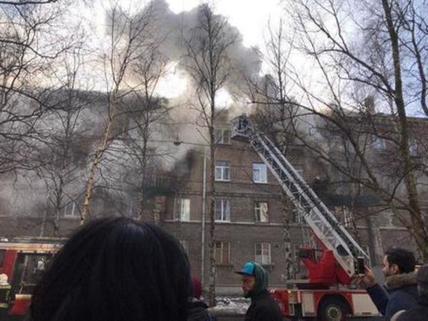 Площадь пожара на Сестрорецкой выросла вдвое, двоих жильцов увезли в больницу