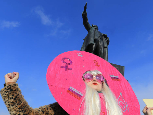 «Сестра, береги сестру». Две сотни феминисток и феминистов митинговали на площади Ленина