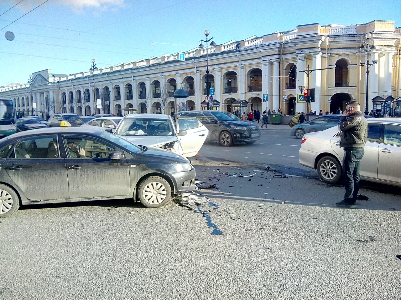 Покажи аварию в питере. Авария на Невском проспекте сегодня. ДТП на Невском проспекте сегодня СПБ. Авария на Невском проспекте сегодня в СПБ.