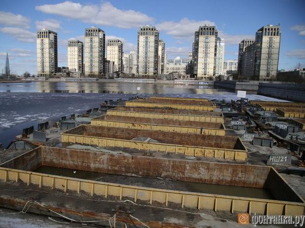 Смольный: притопленные в Смоленке шаланды починят к маю, их уже подняли