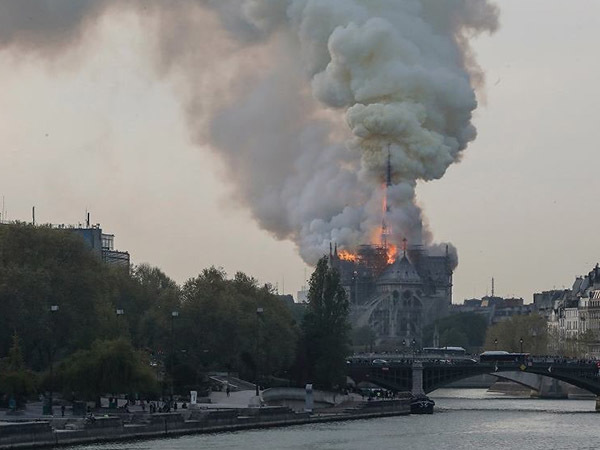 «Сгорела сама история Франции». Как горел Notre-Dame de Paris