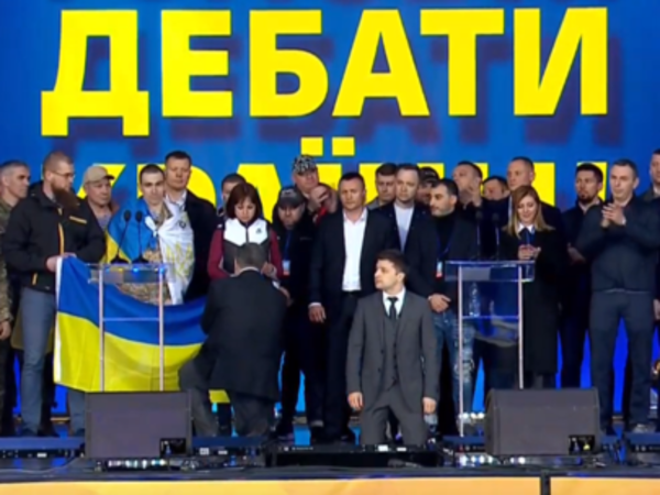 Коленопреклонение Порошенко и Зеленского. Как проходили дебаты кандидатов в президенты Украины