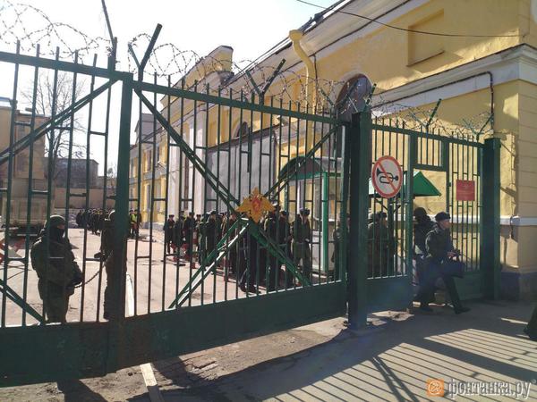 В Академии имени Можайского прогремел взрыв. По предварительной информации, пострадали как минимум двое человек