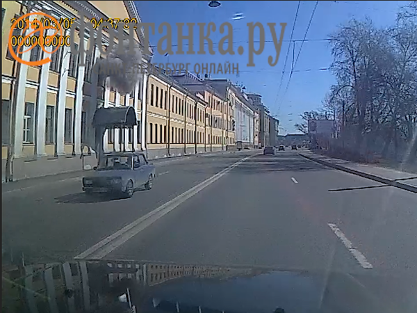 «Фонтанка» показывает момент взрыва в Академии им. Можайского. Окно учебного заведения улетело на другую сторону улицы