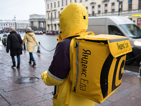 В Петербурге упал замертво с велосипеда курьер «Яндекс.Еды». Коллеги утверждают: он проработал без отдыха 10 часов