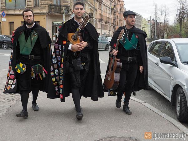 «Нормальные у вас люди». Студенческий ансамбль из испанской глубинки добрался до Петроградской стороны