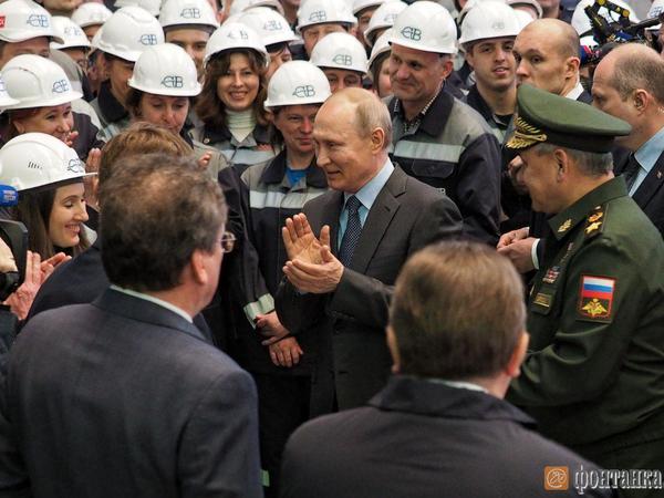 Путин начал программу в Петербурге. Вместе с Шойгу президент заложил два фрегата, подлодку и корвет