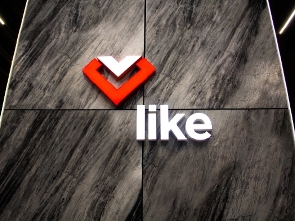 Почти все готово: на фасадах Like начался монтаж вывесок