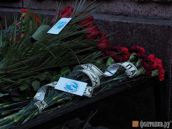 Возле «Технологического института» почтили память погибших в теракте. У вестибюля снова гора цветов