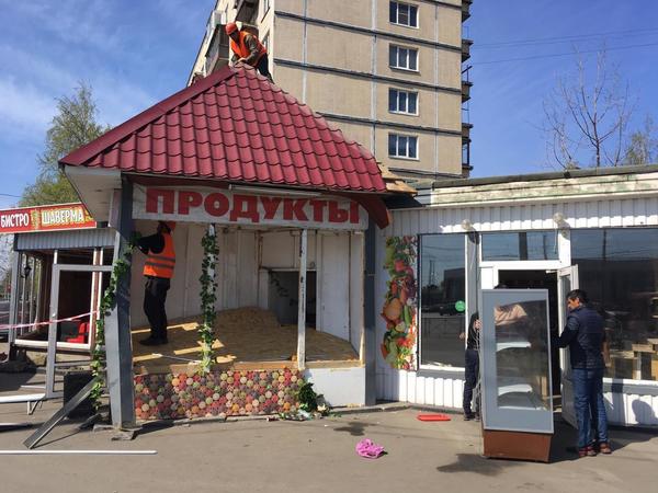 Перед майскими праздниками Смольный прошелся по незаконной торговле. Выселили кафе, парикмахерскую и продуктовый