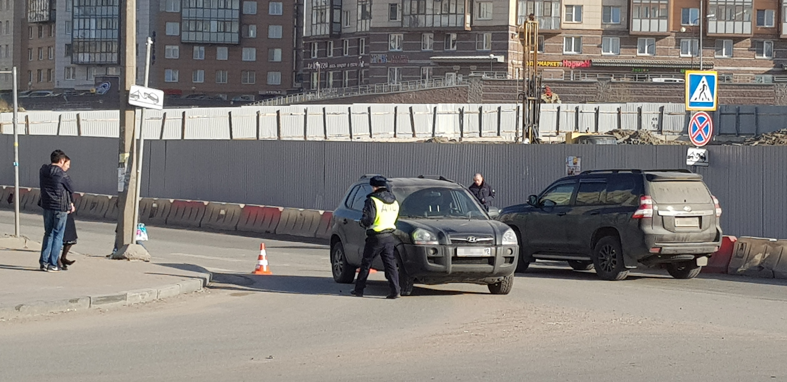 На Комендантском проспекте сбили пешехода. Авария на пересечении Плисецкой и комендантского. Сбита женщина на пешеходном переходе сегодня в Санкт-Петербурге. Авария на Комендантском проспекте вчера.