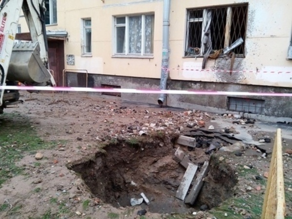 Кипяток из дефектной трубы выбил окна дома на 2-й Комсомольской. Погибла женщина, ее сын в больнице