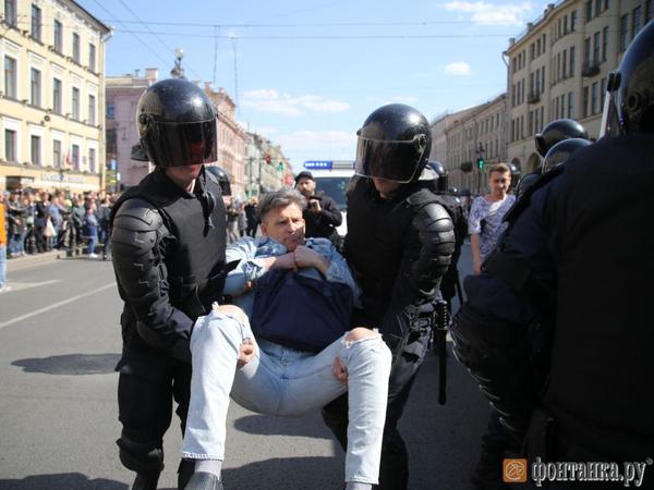 Полиция разогнала демонстрантов третьей колонны на Невском. Задержаны десятки