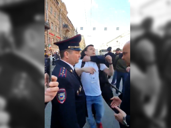 Кадр дня задержаний в Петербурге: полицейский выполнил прыжок с захватом на мирно стоявшего демонстранта