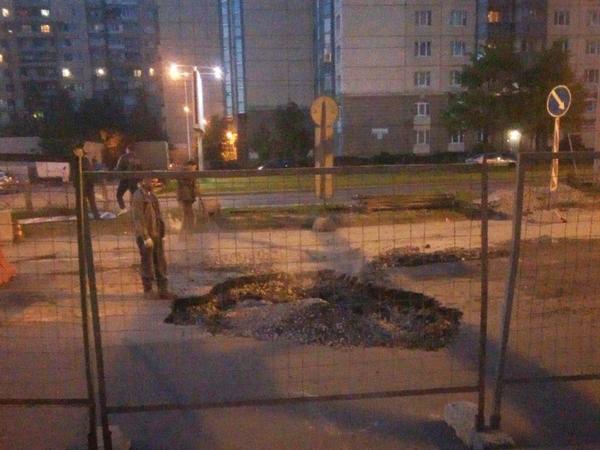 Жители жалуются на новые провалы и трещины на проспекте Косыгина, администрация просит не волноваться
