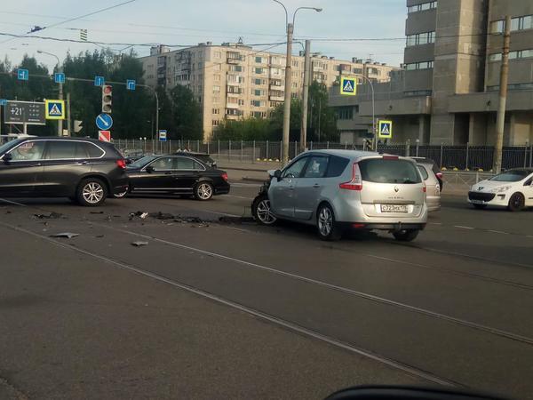 У школы в Рыбацком мотоциклист сбил подростка, а на проспекте Испытателей столкнулись три машины
