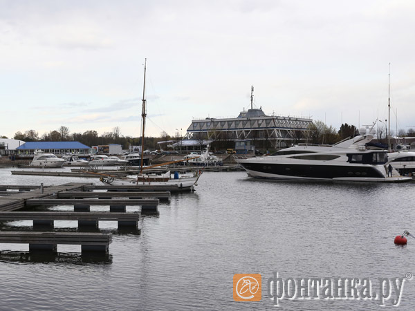 Порвали парус. Яхт-клуб и спортшкола выживают друг друга с Петровской косы