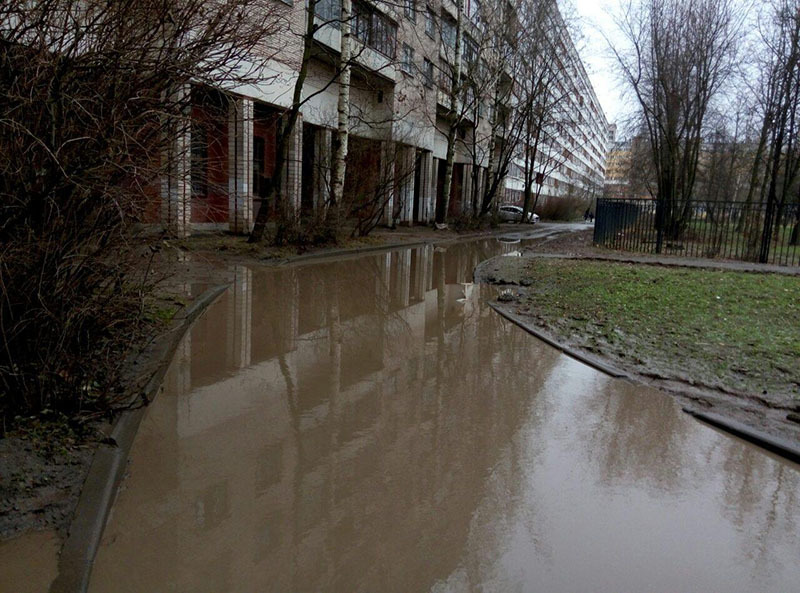 Огромная лужа у дома 4 по улице Тамбасова