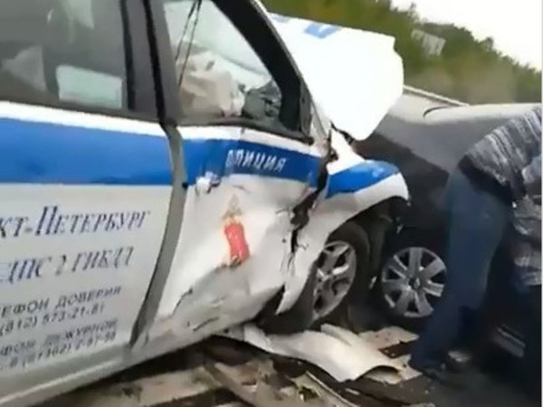 В аварии с машиной ГИБДД пострадали пять человек. Стали известны подробности ДТП на трассе «Кола»