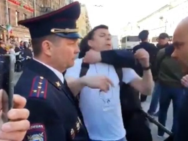 Искусственно оттормозить и с чистой совестью дубасить. Разбираем тактику полиции по разгону Первомая