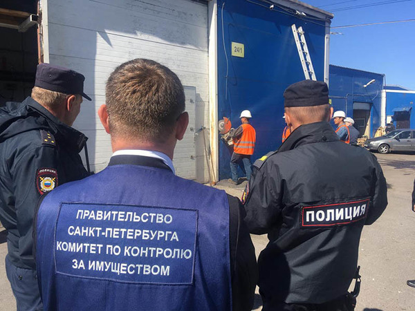 Вслед за полицией на Салова пришел Смольный. Арендатор незаконных ангаров выразил несогласие со сносом с помощью пистолета