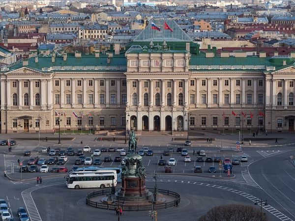 «Выборы приходят и уходят, а мы остаемся». Как депутаты дали старт губернаторской кампании
