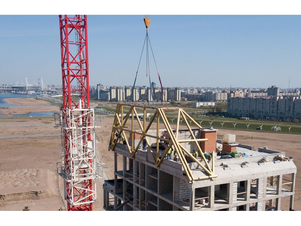 В Golden City смонтированы первые детали золотого шпиля