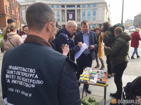 Смольный отобрал у торговцев наушники и зарядки. ККИ протестировал новые полномочия по борьбе с нелегальной торговлей